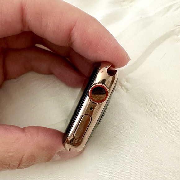 Apple Watch Series 4 with GPS + Cellular - Picture 4 of 10